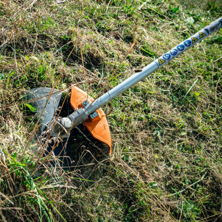 Motoguadaña STIHL FS 230 a explosión para trabajos agrícolas
